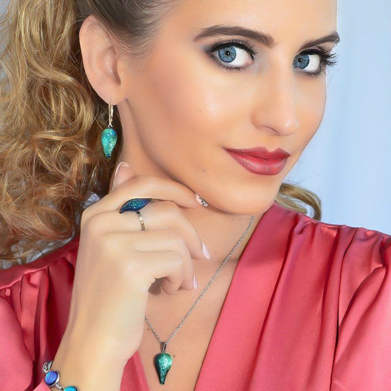 EARRINGS TURQUOISE ~ NIGHT BLUE | DROP | SILVER 925 | REFLET[proEARRINGS TURQUOISE ~ NIGHT BLUEduct_vendor]MicrocosmosPRODUCT INFORMATION

Exclusive Microcosmoses Glass Reflet
Base: Sterling Silver 925

Bead size length: 20 mm / 0.8" |  width: 12 mm / 0.5"


Free Gift Box 


The   MEARRINGS DROP GLASS REFLET