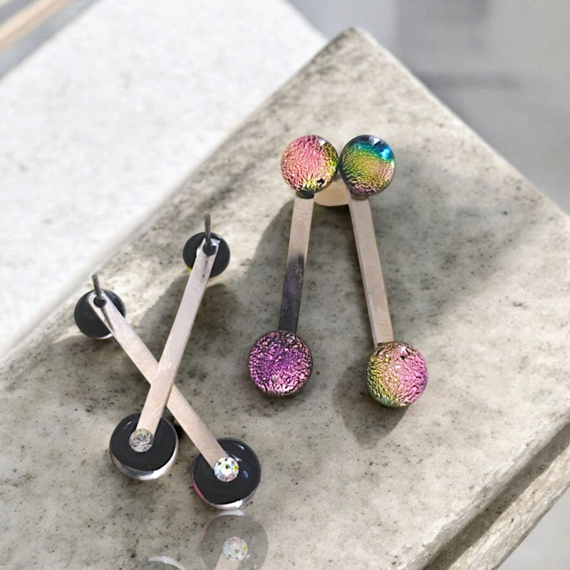 Handblown iridescent glass earrings / Boucles d’oreilles en verre soufflé irisé / Σκουλαρίκια από φυσητό γυαλί με ιριδισμό