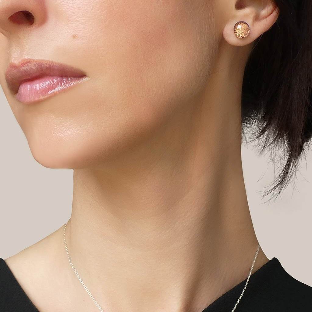 EARRINGS COPPER ~ GREEN | BOKEH  | ECLIPSE STUD | REFLET[proEARRINGS COPPER ~ GREENduct_vendor]MicrocosmosPRODUCT INFORMATION

Exlusive Microcosmoses Glass Reflet
Base: Sterling Silver 925 ~ Stainless Steel
Bead size: From 8 to 10 mm  / From 0.3" to 0.4"


Free Gift Box EARRINGS GLASS REFLET