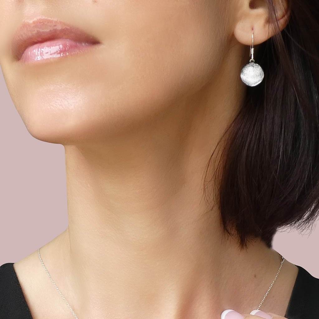 EARRINGS SILVER PEARL ~ AQUA | ECLIPSE | SILVER 925 | REFLET[proEARRINGS SILVER PEARL ~ AQUAduct_vendor]MicrocosmosPRODUCT INFORMATION

Exclusive Microcosmoses Glass Reflet™
Base: Sterling Silver 925
Bead size: From 12 mm / 0.5"


Free Gift Box 


The  Microcosmoses Reflet EclipsEARRINGS GLASS REFLET