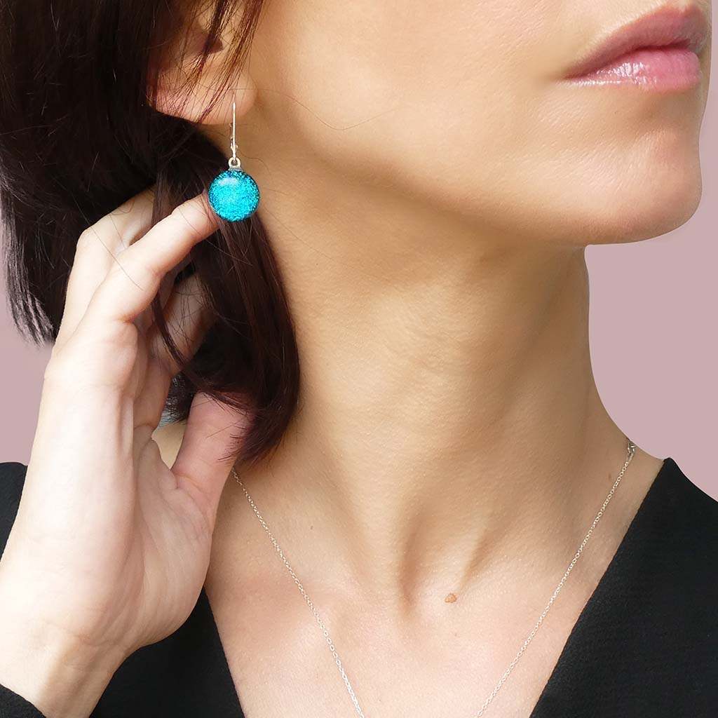 EARRINGS VERT DE BLEU ~ TEAL | ECLIPSE | SILVER 925 | REFLET[proEARRINGS VERT DE BLEU ~ TEALduct_vendor]MicrocosmosPRODUCT INFORMATION

Exclusive Microcosmoses Glass Reflet™
Base: Sterling Silver 925
Bead size: From 12 mm / 0.5"


Free Gift Box 


The  Microcosmoses Reflet EclipsEARRINGS GLASS REFLET