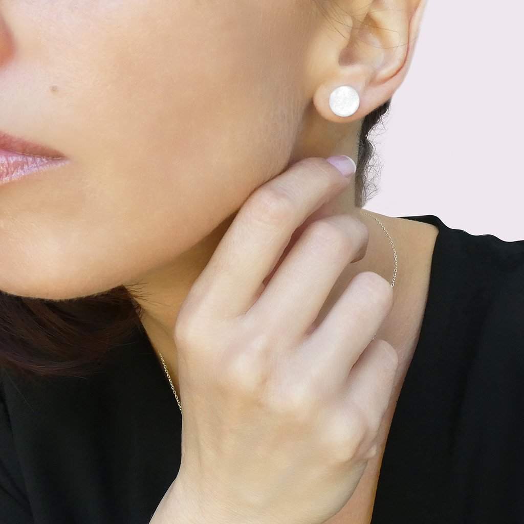 EARRINGS IRIDESCENT WHITE | ECLIPSE | STUD | REFLET[proEARRINGS IRIDESCENT WHITEduct_vendor]MicrocosmosPRODUCT INFORMATION

Exclusive Microcosmoses Glass Reflet™
Base: Sterling Silver 925 ~ Stainless Steel
Bead size: From 8 to 10 mm  / From 0.3" to 0.4"


Free Gift BoEARRINGS GLASS REFLET