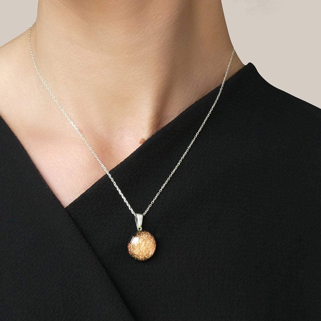 NECKLACE COPPER ~ GREEN BOKEH | ECLIPSE | REFLET[proNECKLACE COPPER ~ GREEN BOKEHduct_vendor]MicrocosmosPRODUCT INFORMATION

Exlusive Microcosmoses Glass Reflet
Bead size: 14 mm / 0.55"

Base chain: Sterling Silver 925 ~ Stainless Steel 
Chain thickness: 1 mm (St.SilveNECKLACE