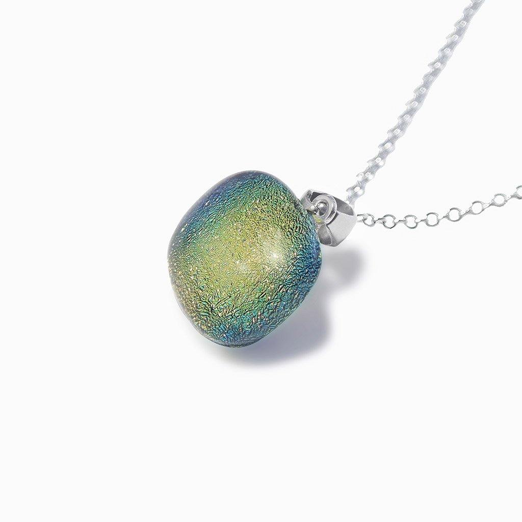 NECKLACE COPPER ~ GREEN BOKEH | SQUIRCLE | REFLET[proNECKLACE COPPER ~ GREEN BOKEHduct_vendor]MicrocosmosPRODUCT INFORMATION

Exlusive Microcosmoses Glass Reflet
Bead size length: 14 mm / 0.55" |  width: 14 mm / 0.55"

Base chain: Sterling Silver 925 ~ Stainless Steel 
NECKLACE