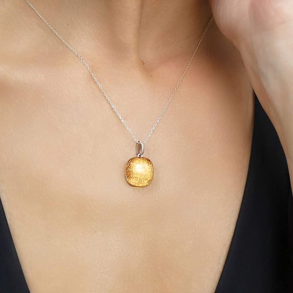 NECKLACE COPPER ~ GREEN BOKEH | SQUIRCLE | REFLET[proNECKLACE COPPER ~ GREEN BOKEHduct_vendor]MicrocosmosPRODUCT INFORMATION

Exlusive Microcosmoses Glass Reflet
Bead size length: 14 mm / 0.55" |  width: 14 mm / 0.55"

Base chain: Sterling Silver 925 ~ Stainless Steel 
NECKLACE