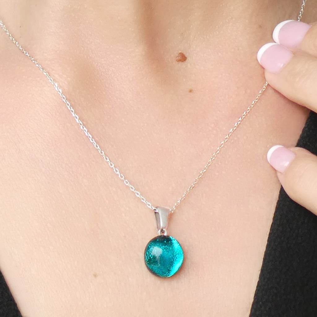 NECKLACE EMERAUDE ~ IRIS BLUE | ECLIPSE | REFLET[proNECKLACE EMERAUDE ~ IRIS BLUEduct_vendor]MicrocosmosPRODUCT INFORMATION

Exlusive Microcosmoses Glass Reflet
Bead size: 14 mm / 0.55"

Base chain: Sterling Silver 925 ~ Stainless Steel 
Chain thickness: 1 mm (St.SilveNECKLACE