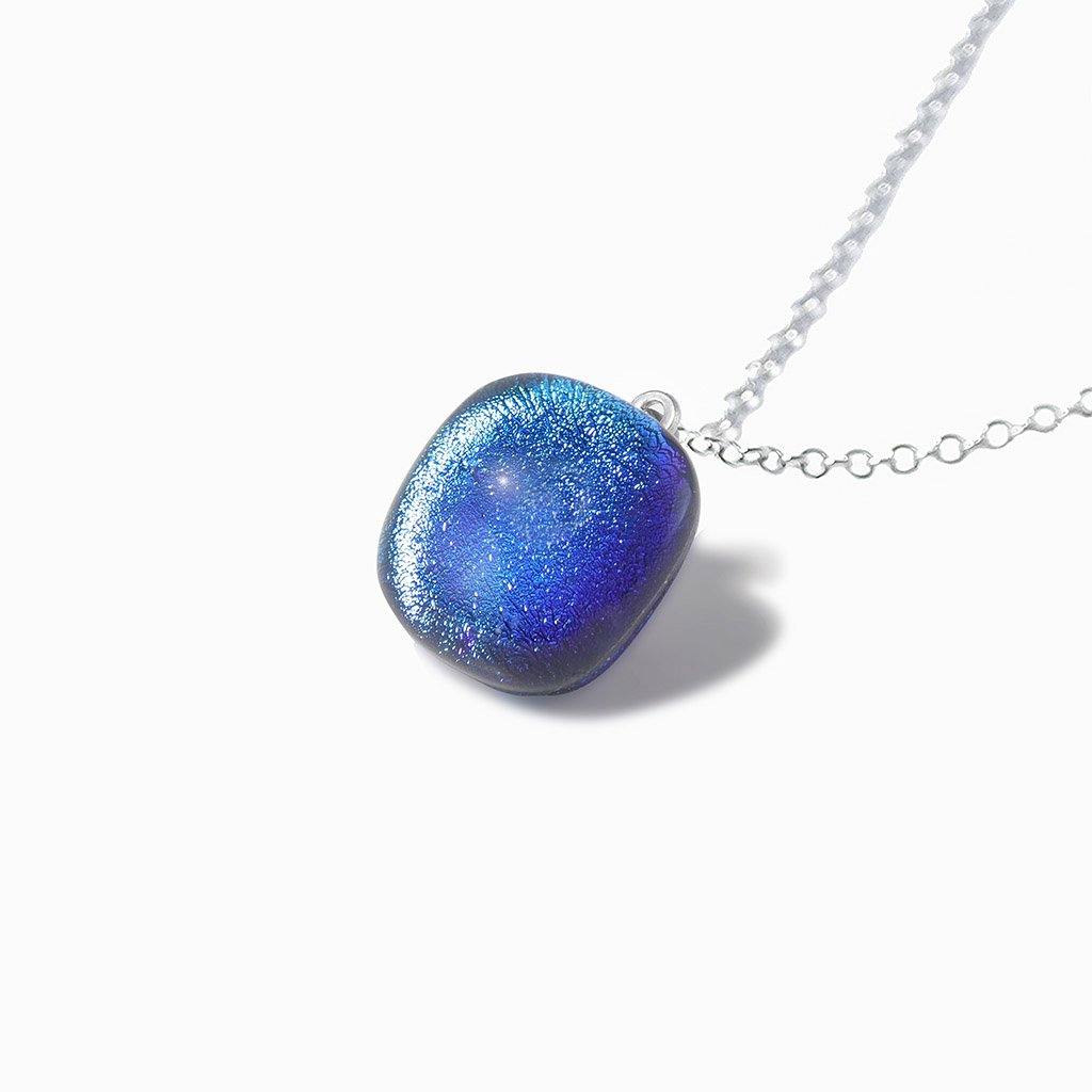 NECKLACE EMERAUDE ~ IRIS BLUE | SQUIRCLE | REFLET[proNECKLACE EMERAUDE ~ IRIS BLUEduct_vendor]MicrocosmosPRODUCT INFORMATION

Exlusive Microcosmoses Glass Reflet
Bead size length: 14 mm / 0.55" |  width: 14 mm / 0.55"

Base chain: Sterling Silver 925 ~ Stainless Steel 
NECKLACE