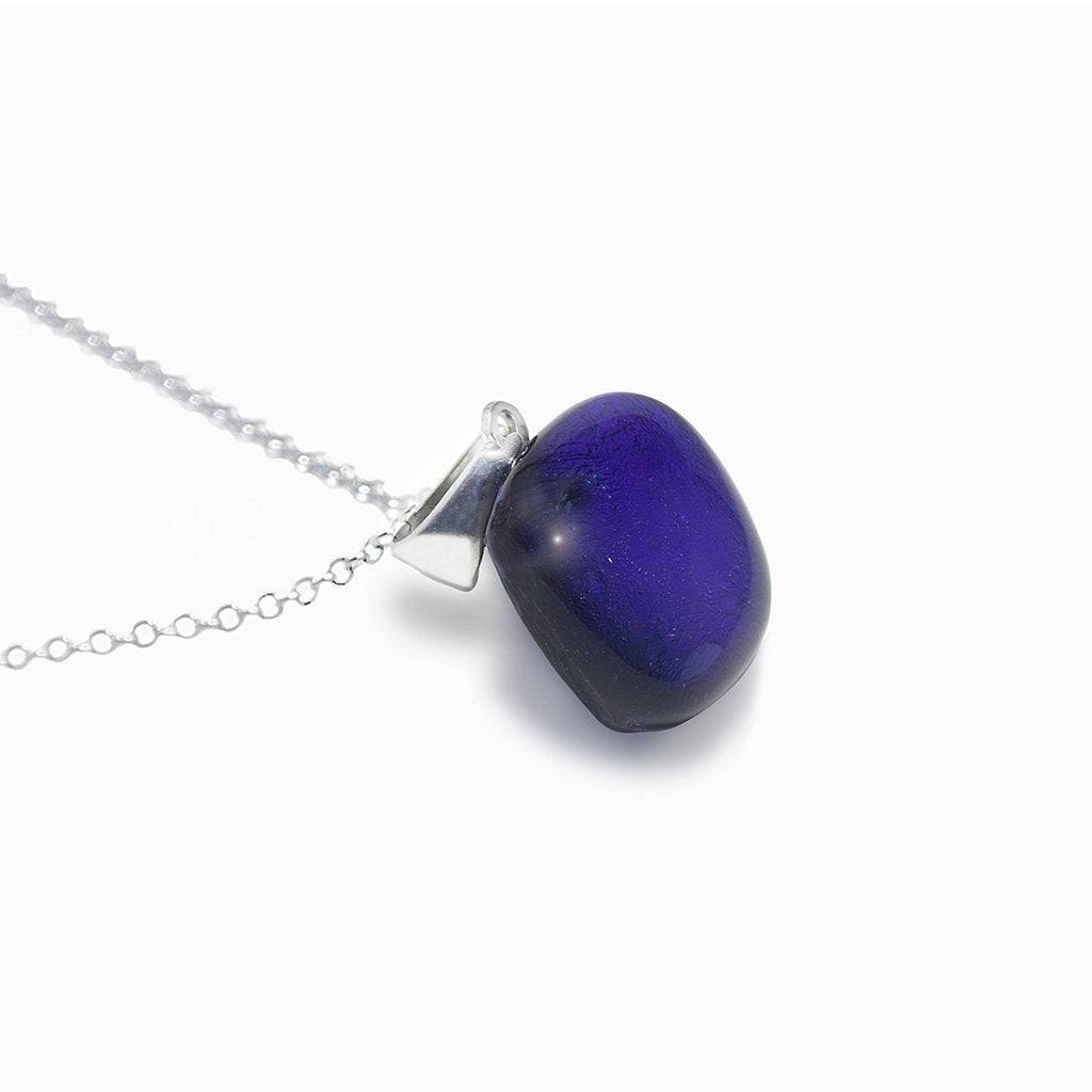 NECKLACE EMERAUDE ~ IRIS BLUE | SQUIRCLE | REFLET[proNECKLACE EMERAUDE ~ IRIS BLUEduct_vendor]MicrocosmosPRODUCT INFORMATION

Exlusive Microcosmoses Glass Reflet
Bead size length: 14 mm / 0.55" |  width: 14 mm / 0.55"

Base chain: Sterling Silver 925 ~ Stainless Steel 
NECKLACE