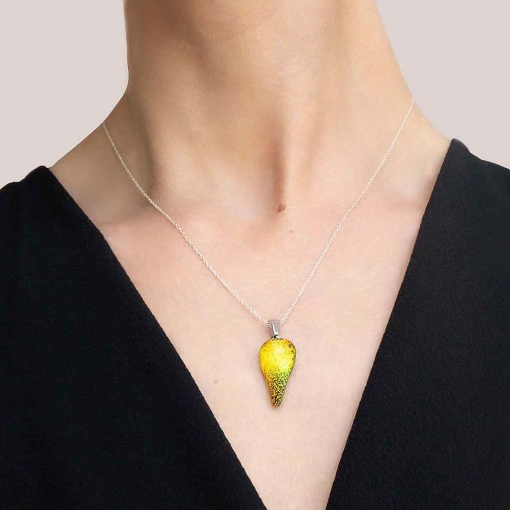 NECKLACE GOLD  ~ GREEN BOKEH | DROP | REFLET[proNECKLACE GOLD ~ GREEN BOKEHduct_vendor]MicrocosmosPRODUCT INFORMATION

Exlusive Microcosmoses Glass Reflet
Bead size length: 20 mm/ 0.8" |  width: 12 mm/ 0.5"

Base chain: Sterling Silver 925 ~ Stainless Steel 
ChaiNECKLACE