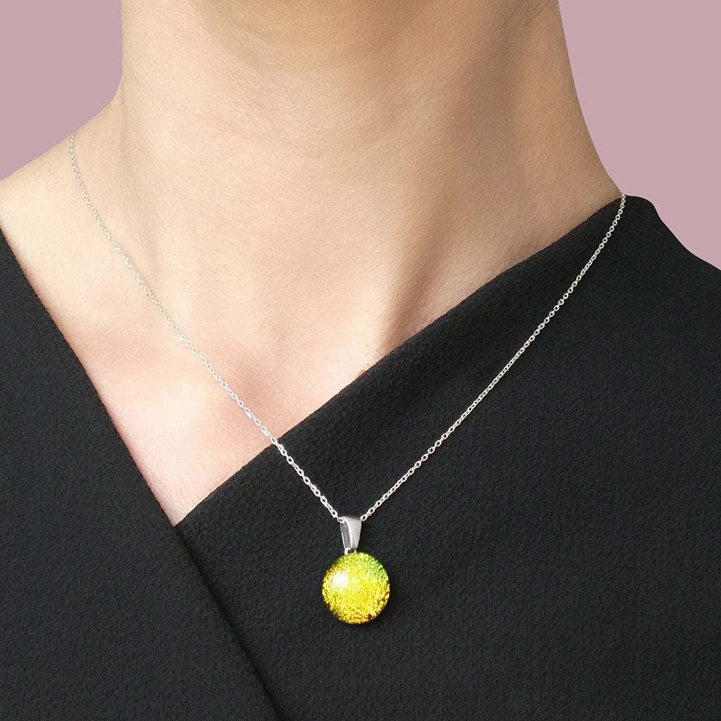 NECKLACE GOLD ~ GREEN BOKEH | ECLIPSE | REFLET[proNECKLACE GOLD ~ GREEN BOKEHduct_vendor]MicrocosmosPRODUCT INFORMATION

Exlusive Microcosmoses Glass Reflet
Bead size: 14 mm / 0.55"

Base chain: Sterling Silver 925 ~ Stainless Steel 
Chain thickness: 1 mm (St.SilveNECKLACE