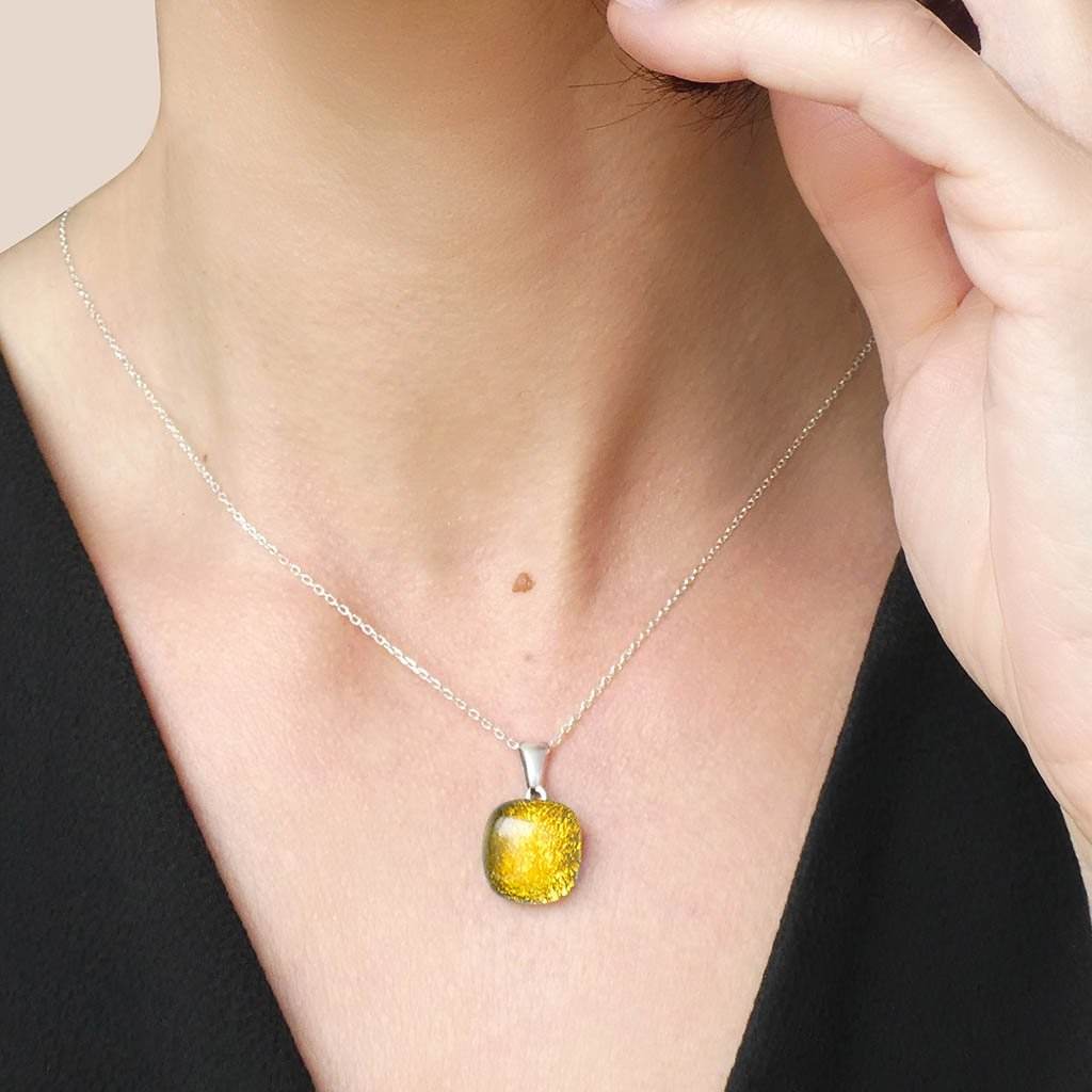 NECKLACE GOLD ~ GREEN BOKEH | SQUIRCLE | REFLET[proNECKLACE GOLD ~ GREEN BOKEHduct_vendor]MicrocosmosPRODUCT INFORMATION

Exlusive Microcosmoses Glass Reflet
Bead size length: 14 mm / 0.55" |  width: 14 mm / 0.55"

Base chain: Sterling Silver 925 ~ Stainless Steel 
NECKLACE