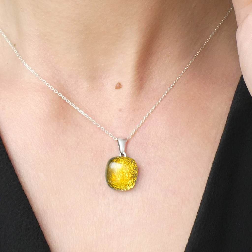 NECKLACE GOLD ~ GREEN BOKEH | SQUIRCLE | REFLET[proNECKLACE GOLD ~ GREEN BOKEHduct_vendor]MicrocosmosPRODUCT INFORMATION

Exlusive Microcosmoses Glass Reflet
Bead size length: 14 mm / 0.55" |  width: 14 mm / 0.55"

Base chain: Sterling Silver 925 ~ Stainless Steel 
NECKLACE