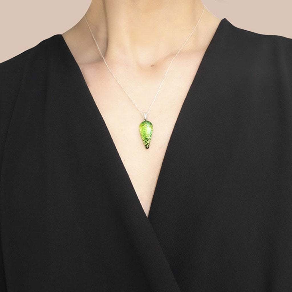 NECKLACE GREEN KELLY ~ BLUE BELIZE | DROP | REFLET[proNECKLACE GREEN KELLY ~ BLUE BELIZEduct_vendor]MicrocosmosPRODUCT INFORMATION

Exlusive Microcosmoses Glass Reflet
Bead size length: 20 mm/ 0.8" |  width: 12 mm/ 0.5"

Base chain: Sterling Silver 925 ~ Stainless Steel 
ChaiNECKLACE