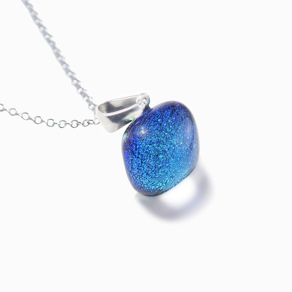 NECKLACE GREEN KELLY ~ BLUE BELIZE | SQUIRCLE | REFLET[proNECKLACE GREEN KELLY ~ BLUE BELIZEduct_vendor]MicrocosmosPRODUCT INFORMATION

Exlusive Microcosmoses Glass Reflet
Bead size length: 14 mm / 0.55" |  width: 14 mm / 0.55"

Base chain: Sterling Silver 925 ~ Stainless Steel 
NECKLACE