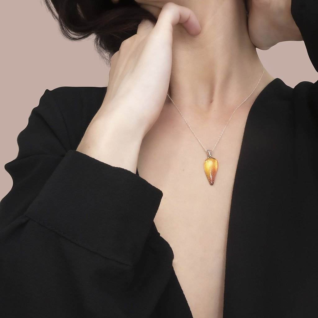 NECKLACE ORANGE GOLD ~ CRYSTAL GREEN | DROP | REFLET[proNECKLACE ORANGE GOLD ~ CRYSTAL GREENduct_vendor]MicrocosmosPRODUCT INFORMATION

Exlusive Microcosmoses Glass Reflet
Bead size length: 20 mm/ 0.8" |  width: 12 mm/ 0.5"

Base chain: Sterling Silver 925 ~ Stainless Steel 
ChaiNECKLACE