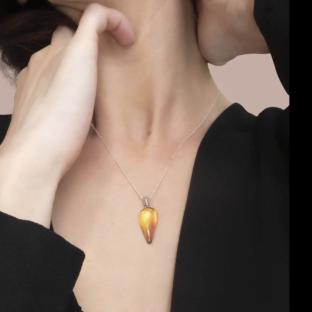 NECKLACE ORANGE GOLD ~ CRYSTAL GREEN | DROP | REFLET[proNECKLACE ORANGE GOLD ~ CRYSTAL GREENduct_vendor]MicrocosmosPRODUCT INFORMATION

Exlusive Microcosmoses Glass Reflet
Bead size length: 20 mm/ 0.8" |  width: 12 mm/ 0.5"

Base chain: Sterling Silver 925 ~ Stainless Steel 
ChaiNECKLACE