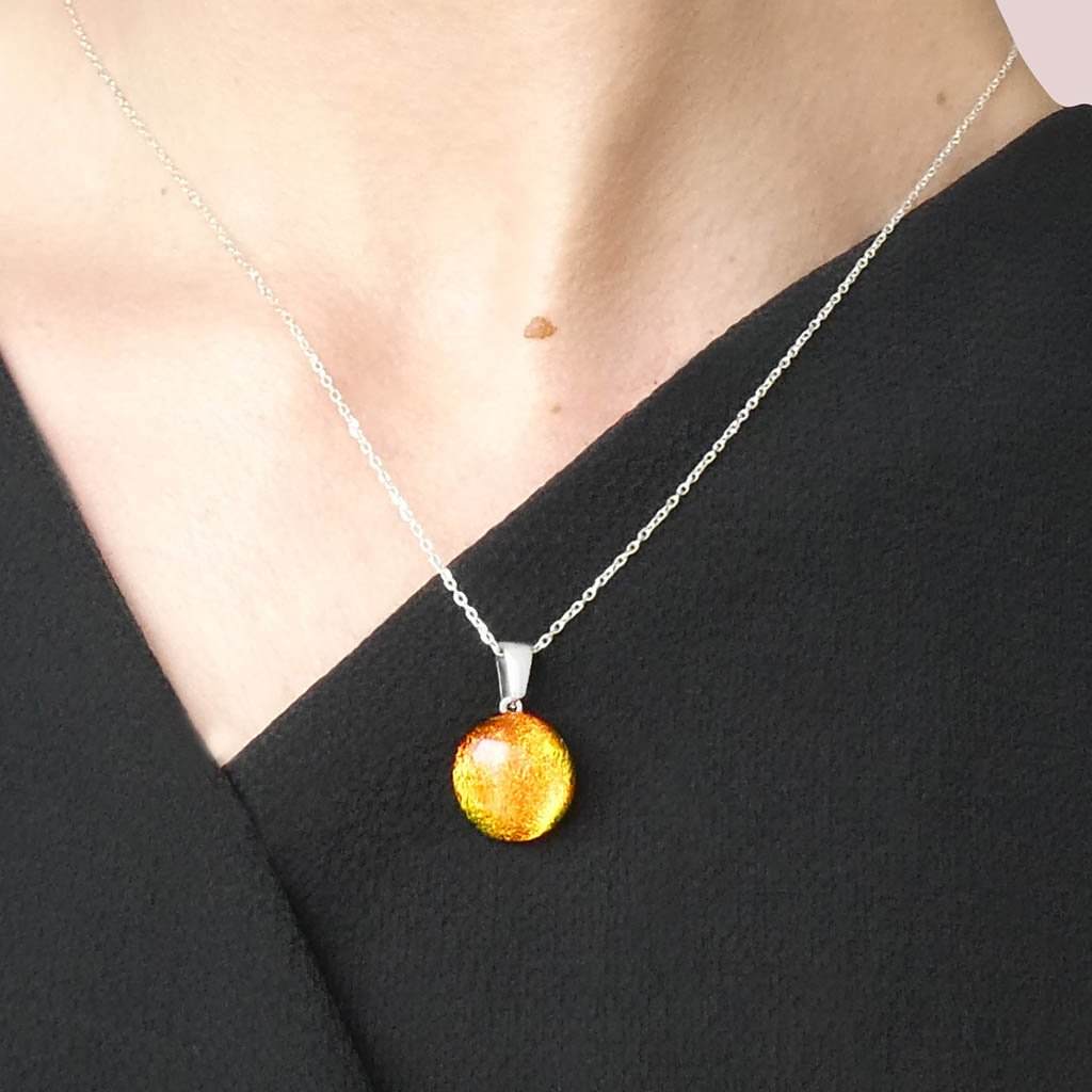 NECKLACE ORANGE GOLD ~ CRYSTAL GREEN | ECLIPSE | REFLET[proNECKLACE ORANGE GOLD ~ CRYSTAL GREENduct_vendor]MicrocosmosPRODUCT INFORMATION

Exlusive Microcosmoses Glass Reflet
Bead size: 14 mm / 0.55"

Base chain: Sterling Silver 925 ~ Stainless Steel 
Chain thickness: 1 mm (St.SilveNECKLACE