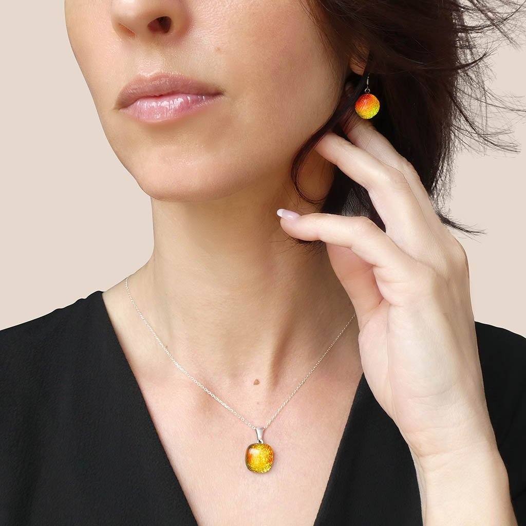 NECKLACE ORANGE GOLD ~ CRYSTAL GREEN | SQUIRCLE | REFLET[proNECKLACE ORANGE GOLD ~ CRYSTAL GREENduct_vendor]MicrocosmosPRODUCT INFORMATION

Exlusive Microcosmoses Glass Reflet
Bead size length: 14 mm / 0.55" |  width: 14 mm / 0.55"

Base chain: Sterling Silver 925 ~ Stainless Steel 
NECKLACE