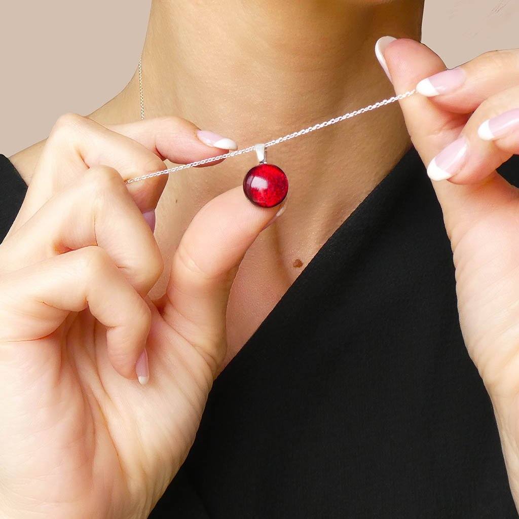 NECKLACE RED RUBY |ECLIPSE | REFLET[proNECKLACE RED RUBYduct_vendor]MicrocosmosPRODUCT INFORMATION

Exlusive Microcosmoses Glass Reflet
Bead size: 14 mm / 0.55"

Base chain: Sterling Silver 925 ~ Stainless Steel 
Chain thickness: 1 mm (St.SilveNECKLACE