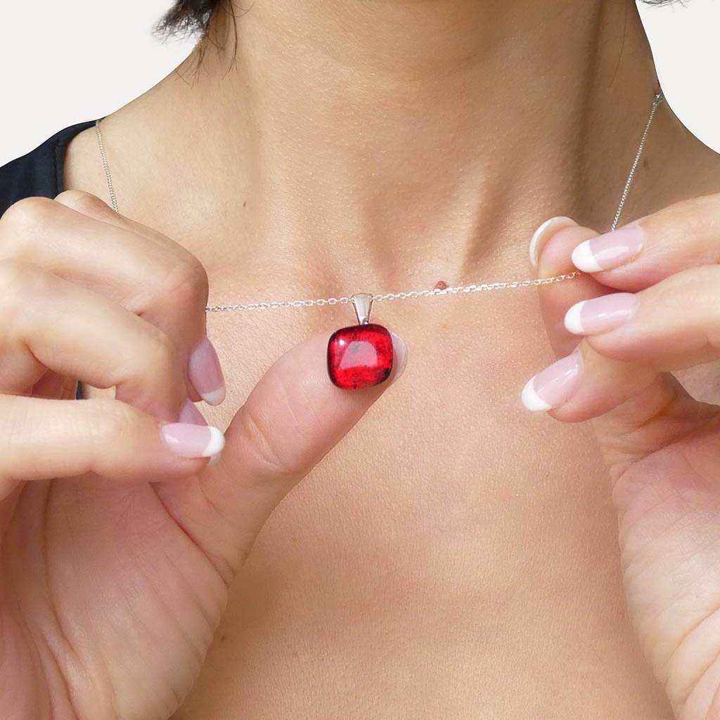 NECKLACE RED RUBY | SQUIRCLE | REFLET[proNECKLACE RED RUBYduct_vendor]MicrocosmosPRODUCT INFORMATION

Exlusive Microcosmoses Glass Reflet
Bead size length: 14 mm / 0.55" |  width: 14 mm / 0.55"

Base chain: Sterling Silver 925 ~ Stainless Steel 
NECKLACE