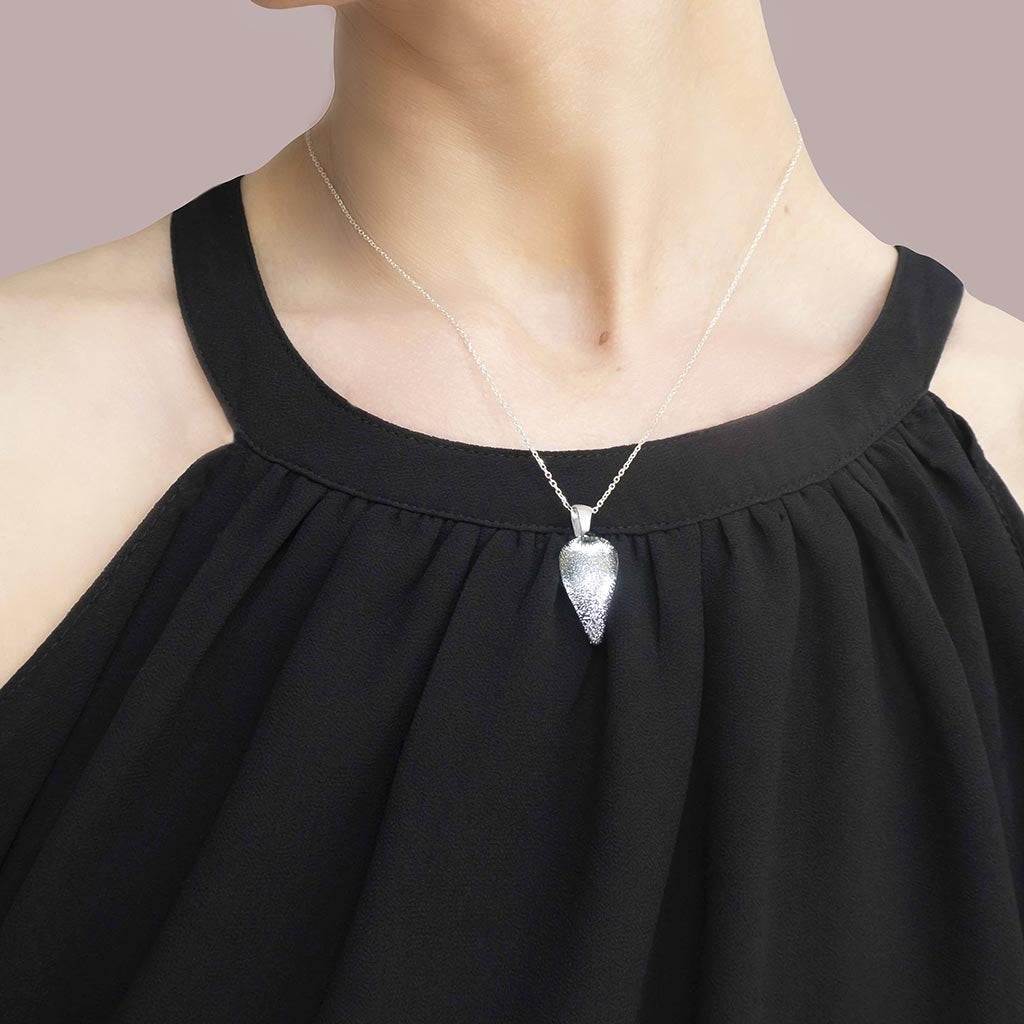 NECKLACE SILVER PEARL ~ AQUA | DROP | REFLET[proNECKLACE SILVER PEARL ~ AQUAduct_vendor]MicrocosmosPRODUCT INFORMATION

Exlusive Microcosmoses Glass Reflet
Bead size length: 20 mm/ 0.8" |  width: 12 mm/ 0.5"

Base chain: Sterling Silver 925 ~ Stainless Steel 
ChaiNECKLACE