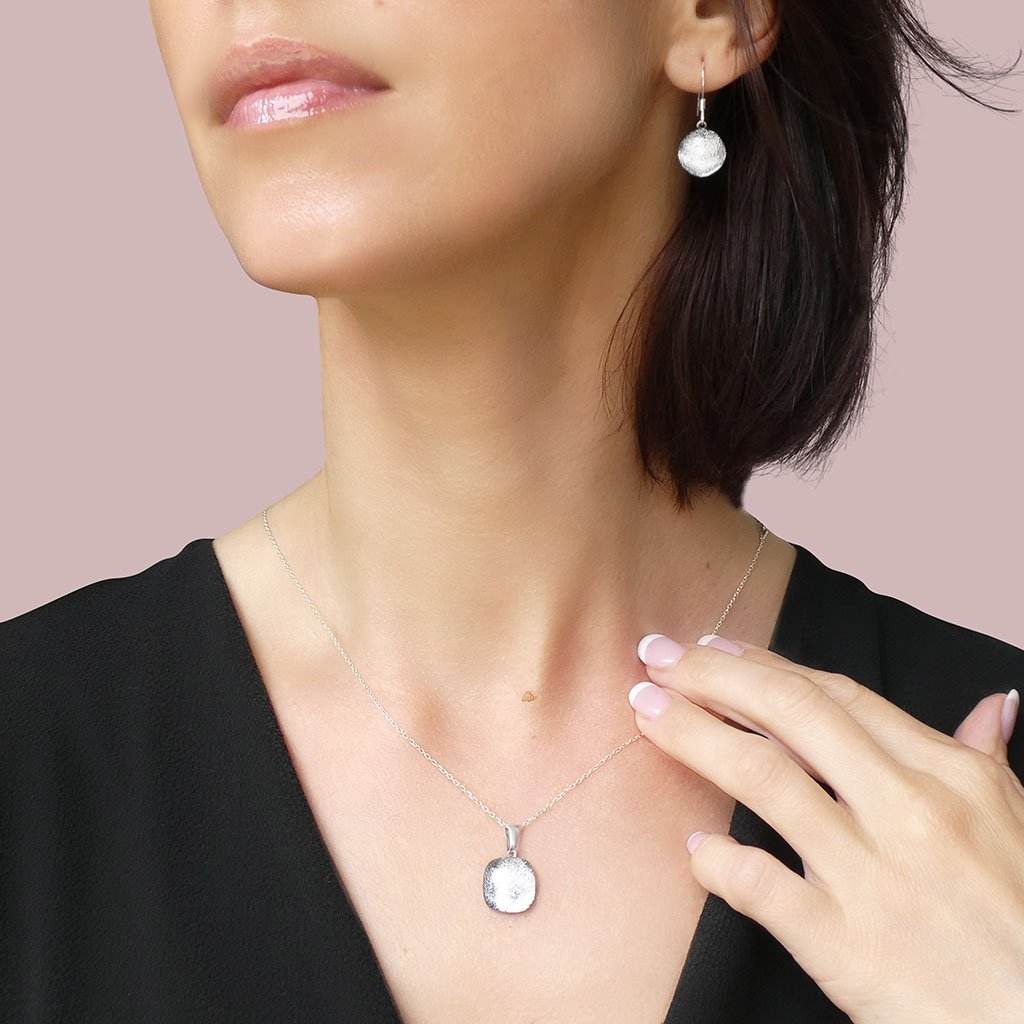 NECKLACE SILVER PEARL ~ AQUA | SQUIRCLE | REFLET[proNECKLACE SILVER PEARL ~ AQUAduct_vendor]MicrocosmosPRODUCT INFORMATION

Exlusive Microcosmoses Glass Reflet
Bead size length: 14 mm / 0.55" |  width: 14 mm / 0.55"

Base chain: Sterling Silver 925 ~ Stainless Steel 
NECKLACE