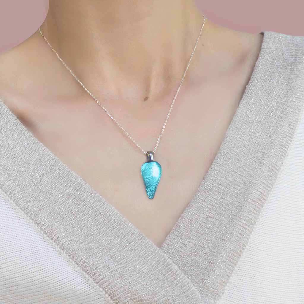 NECKLACE TURQUOISE ~ NIGHT BLUE | DROP | REFLET[proNECKLACE TURQUOISE ~ NIGHT BLUEduct_vendor]MicrocosmosPRODUCT INFORMATION

Exlusive Microcosmoses Glass Reflet
Bead size length: 20 mm/ 0.8" |  width: 12 mm/ 0.5"

Base chain: Sterling Silver 925 ~ Stainless Steel 
ChaiNECKLACE