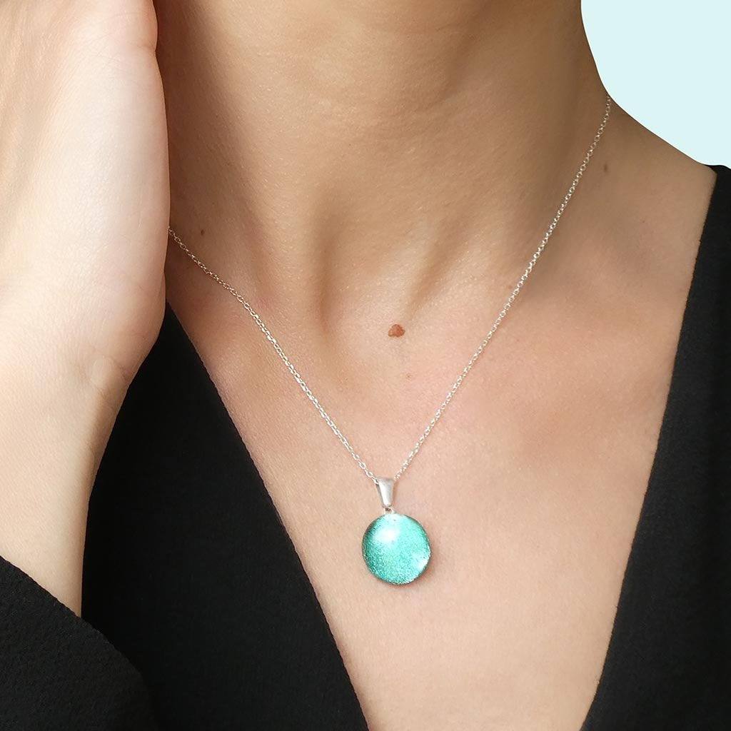 NECKLACE TURQUOISE ~ NIGHT BLUE | ECLIPSE | REFLET[proNECKLACE TURQUOISE ~ NIGHT BLUEduct_vendor]MicrocosmosPRODUCT INFORMATION

Exlusive Microcosmoses Glass Reflet
Bead size: 14 mm / 0.55"

Base chain: Sterling Silver 925 ~ Stainless Steel 
Chain thickness: 1 mm (St.SilveNECKLACE