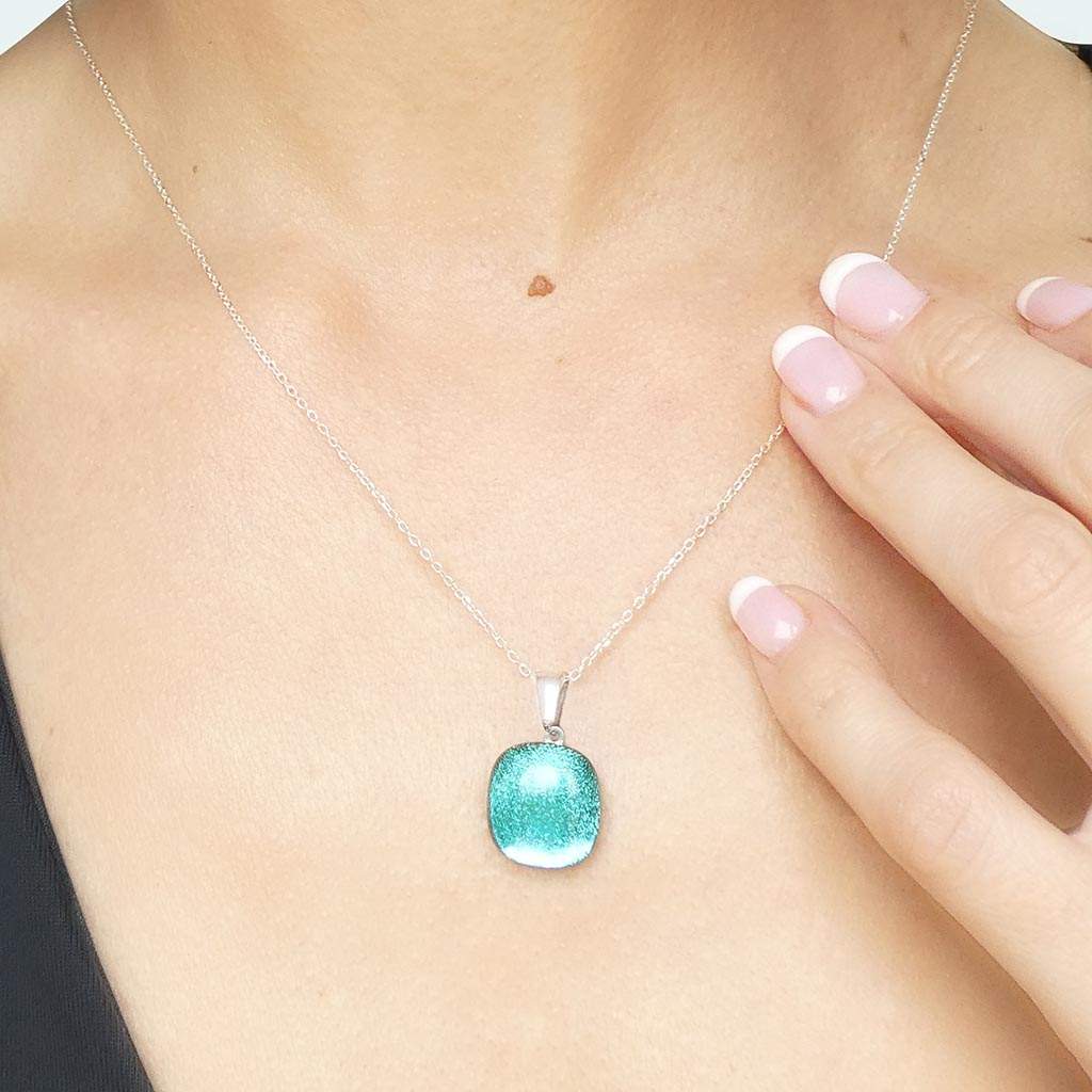 NECKLACE TURQUOISE ~ NIGHT BLUE | SQUIRCLE | REFLET[proNECKLACE TURQUOISE ~ NIGHT BLUEduct_vendor]MicrocosmosPRODUCT INFORMATION

Exlusive Microcosmoses Glass Reflet
Bead size length: 14 mm / 0.55" |  width: 14 mm / 0.55"

Base chain: Sterling Silver 925 ~ Stainless Steel 
NECKLACE