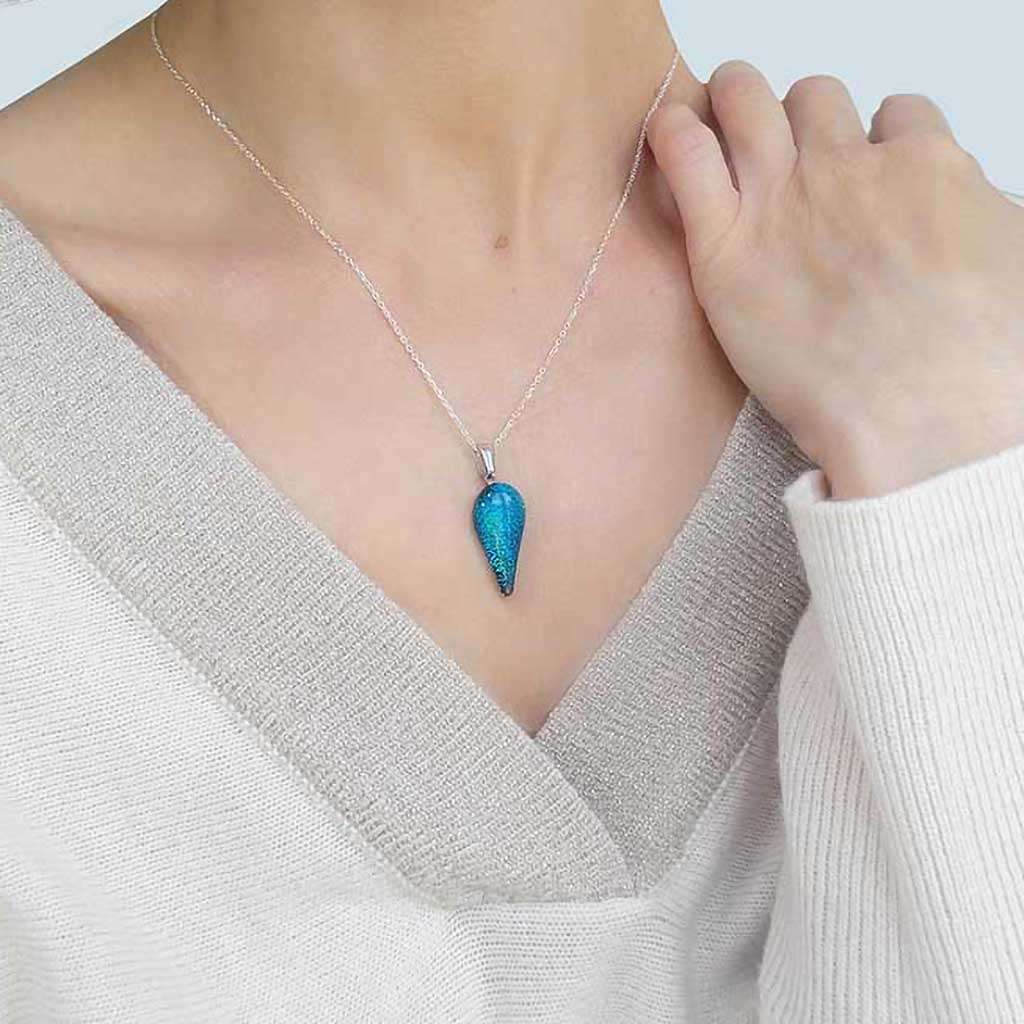 NECKLACE VERT DE BLEU ~ TEAL| DROP | REFLET[proNECKLACE VERT DE BLEU ~ TEALduct_vendor]MicrocosmosPRODUCT INFORMATION

Exlusive Microcosmoses Glass Reflet
Bead size length: 20 mm/ 0.8" |  width: 12 mm/ 0.5"

Base chain: Sterling Silver 925 ~ Stainless Steel 
ChaiNECKLACE