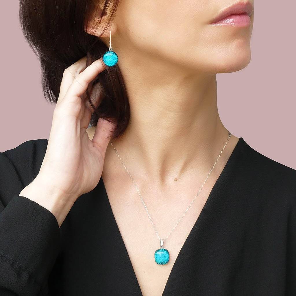 NECKLACE VERT DE BLEU ~ TEAL | SQUIRCLE | REFLET[proNECKLACE VERT DE BLEU ~ TEALduct_vendor]MicrocosmosPRODUCT INFORMATION

Exlusive Microcosmoses Glass Reflet
Bead size length: 14 mm / 0.55" |  width: 14 mm / 0.55"

Base chain: Sterling Silver 925 ~ Stainless Steel 
NECKLACE