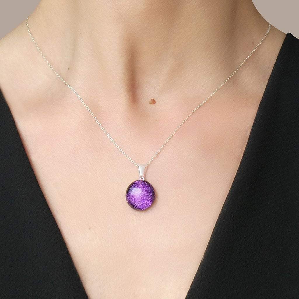 NECKLACE VIOLET ~ EMERALD | ECLIPSE | REFLET[proNECKLACE VIOLET ~ EMERALDduct_vendor]MicrocosmosPRODUCT INFORMATION

Exlusive Microcosmoses Glass Reflet
Bead size: 14 mm / 0.55"

Base chain: Sterling Silver 925 ~ Stainless Steel 
Chain thickness: 1 mm (St.SilveNECKLACE