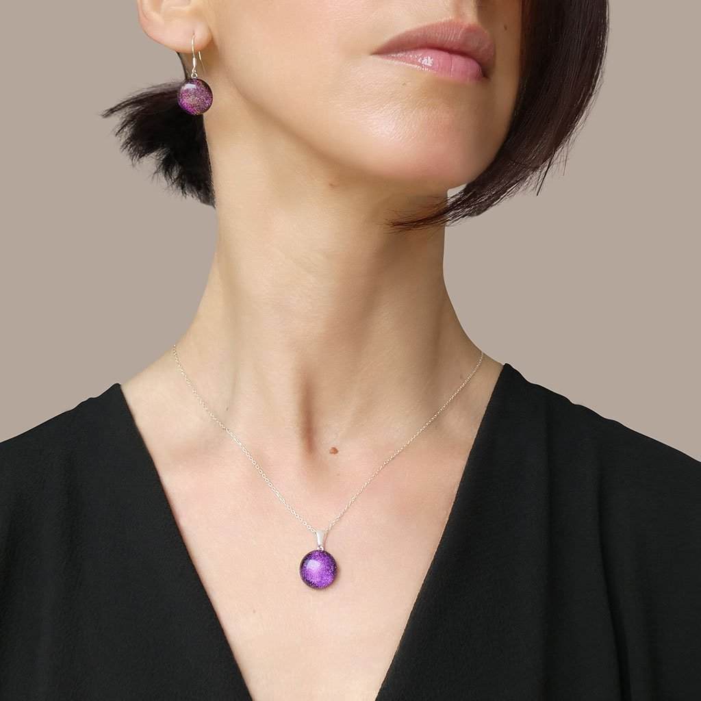 NECKLACE VIOLET ~ EMERALD | ECLIPSE | REFLET[proNECKLACE VIOLET ~ EMERALDduct_vendor]MicrocosmosPRODUCT INFORMATION

Exlusive Microcosmoses Glass Reflet
Bead size: 14 mm / 0.55"

Base chain: Sterling Silver 925 ~ Stainless Steel 
Chain thickness: 1 mm (St.SilveNECKLACE