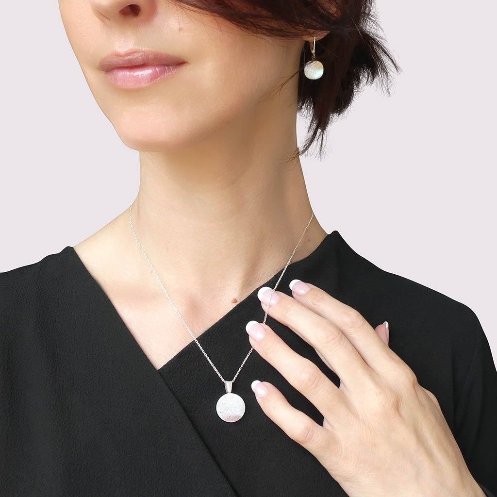 NECKLACE IRIDESCENT WHITE | ECLIPSE | REFLET[proNECKLACE IRIDESCENT WHITEduct_vendor]MicrocosmosPRODUCT INFORMATION

Exlusive Microcosmoses Glass Reflet
Bead size: 14 mm / 0.55"

Base chain: Sterling Silver 925 ~ Stainless Steel 
Chain thickness: 1 mm (St.SilveNECKLACE