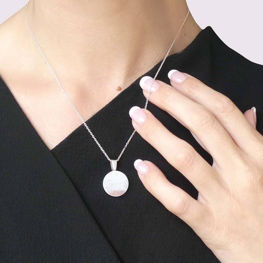 NECKLACE IRIDESCENT WHITE | ECLIPSE | REFLET[proNECKLACE IRIDESCENT WHITEduct_vendor]MicrocosmosPRODUCT INFORMATION

Exlusive Microcosmoses Glass Reflet
Bead size: 14 mm / 0.55"

Base chain: Sterling Silver 925 ~ Stainless Steel 
Chain thickness: 1 mm (St.SilveNECKLACE