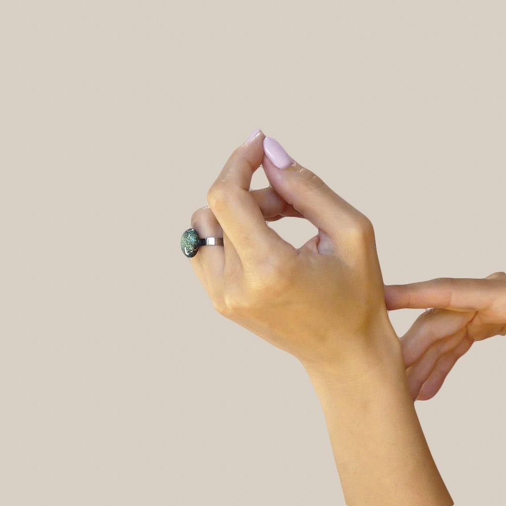 RING COPPER ~ GREEN BOKEH | ECLIPSE | REFLET[proRING COPPER ~ GREEN BOKEHduct_vendor]MicrocosmosPRODUCT INFORMATION 

Exclusive Microcosmoses Glass Reflet™
Bead size: 12~14 mm / 0.47"~0.55"


Free Gift Box 


The  Microcosmoses Reflet  Steel  Rings ™  are  handRINGS GLASS REFLET