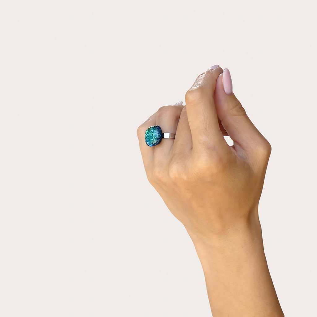 RING GREEN KELLY ~ BLUE BELIZE | SQUIRCLE | REFLET[proRING GREEN KELLY ~ BLUE BELIZEduct_vendor]MicrocosmosPRODUCT INFORMATION

Exclusive Microcosmoses Glass Reflet™
Base: Stainless Steel 
Bead size length: 12~14 mm / 0.47"~0.55" |  width: 12~14 mm / 0.47"~0.55"


Free GiRINGS GLASS REFLET