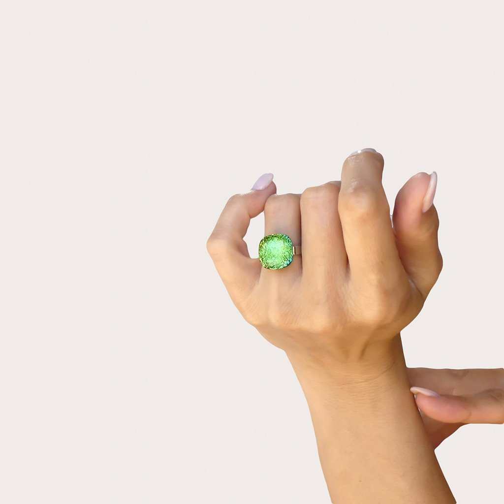 RING GREEN KELLY ~ BLUE BELIZE | SQUIRCLE | REFLET[proRING GREEN KELLY ~ BLUE BELIZEduct_vendor]MicrocosmosPRODUCT INFORMATION

Exclusive Microcosmoses Glass Reflet™
Base: Stainless Steel 
Bead size length: 12~14 mm / 0.47"~0.55" |  width: 12~14 mm / 0.47"~0.55"


Free GiRINGS GLASS REFLET