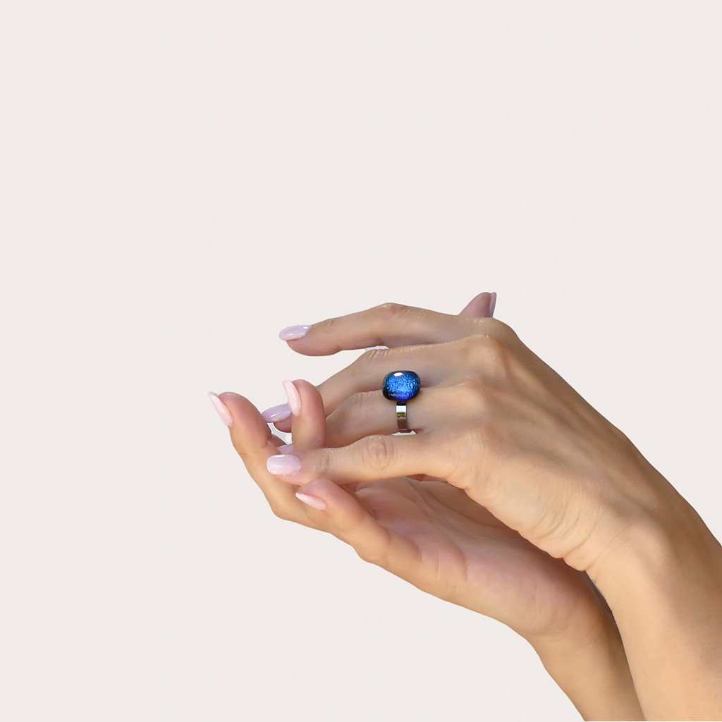 RING GREEN KELLY ~ BLUE BELIZE | SQUIRCLE | REFLET[proRING GREEN KELLY ~ BLUE BELIZEduct_vendor]MicrocosmosPRODUCT INFORMATION

Exclusive Microcosmoses Glass Reflet™
Base: Stainless Steel 
Bead size length: 12~14 mm / 0.47"~0.55" |  width: 12~14 mm / 0.47"~0.55"


Free GiRINGS GLASS REFLET