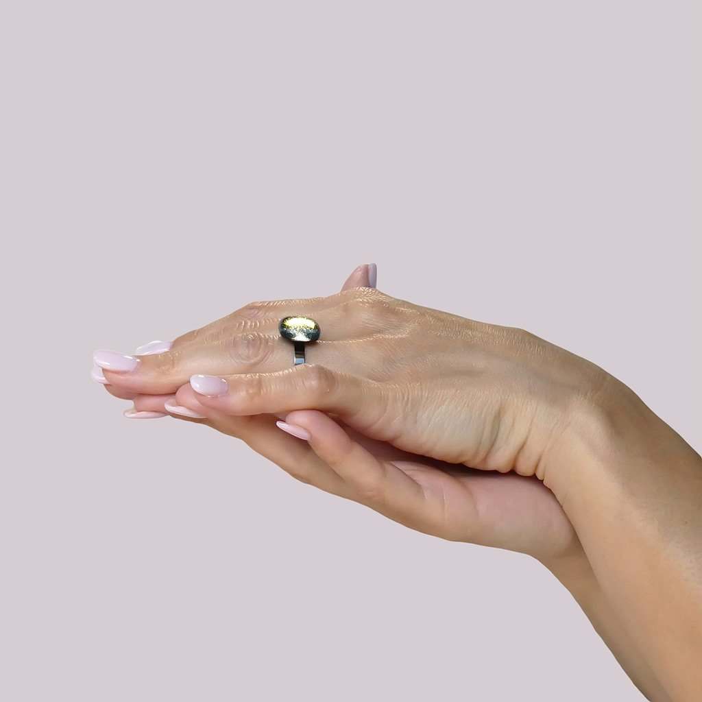 RING INDIGO ~ ETERNAL FUSHIA | SQUIRCLE | REFLET[proRING INDIGO ~ ETERNAL FUSHIAduct_vendor]MicrocosmosPRODUCT INFORMATION

Exclusive Microcosmoses Glass Reflet™
Base: Stainless Steel 
Bead size length: 12~14 mm / 0.47"~0.55" |  width: 12~14 mm / 0.47"~0.55"


Free GiRINGS GLASS REFLET