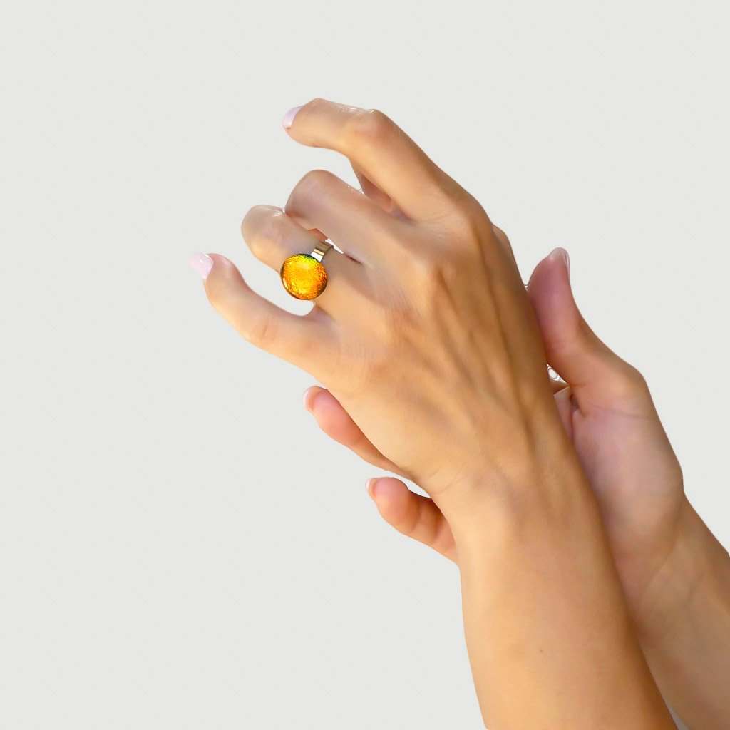 RING ORANGE GOLD ~ CRYSTAL GREEN | ECLIPSE | REFLET[proRING ORANGE GOLD ~ CRYSTAL GREENduct_vendor]MicrocosmosPRODUCT INFORMATION 

Exclusive Microcosmoses Glass Reflet™
Base: Stainless Steel 
Bead size: 12~14 mm / 0.47"~0.55"


Free Gift Box 


The  Microcosmoses Reflet  StRINGS GLASS REFLET