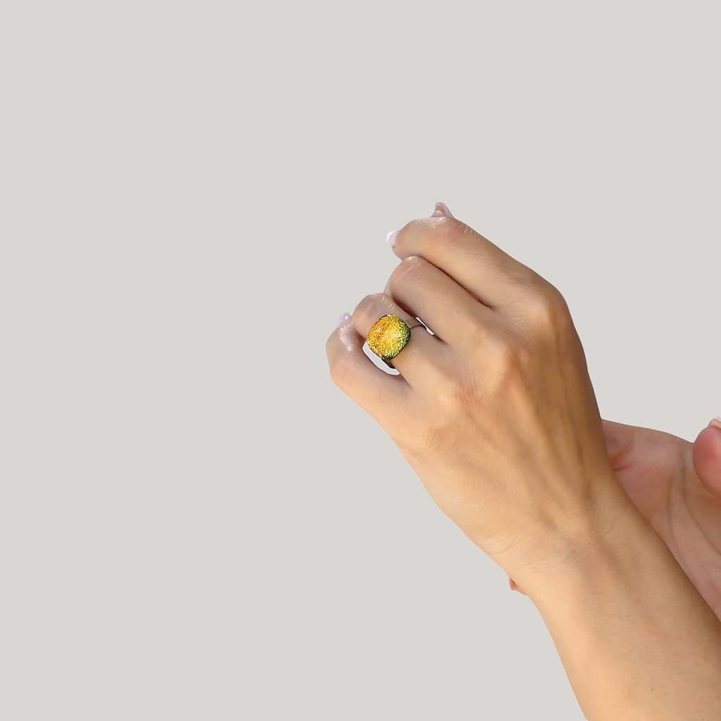 RING ORANGE GOLD ~ CRYSTAL GREEN | SQUIRCLE | REFLET[proRING ORANGE GOLD ~ CRYSTAL GREENduct_vendor]MicrocosmosPRODUCT INFORMATION

Exclusive Microcosmoses Glass Reflet™
Base: Stainless Steel 
Bead size length: 12~14 mm / 0.47"~0.55" |  width: 12~14 mm / 0.47"~0.55"


Free GiRINGS GLASS REFLET