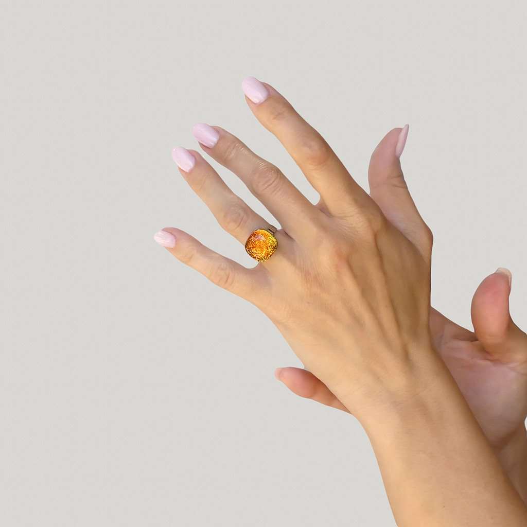 RING ORANGE GOLD ~ CRYSTAL GREEN | SQUIRCLE | REFLET[proRING ORANGE GOLD ~ CRYSTAL GREENduct_vendor]MicrocosmosPRODUCT INFORMATION

Exclusive Microcosmoses Glass Reflet™
Base: Stainless Steel 
Bead size length: 12~14 mm / 0.47"~0.55" |  width: 12~14 mm / 0.47"~0.55"


Free GiRINGS GLASS REFLET