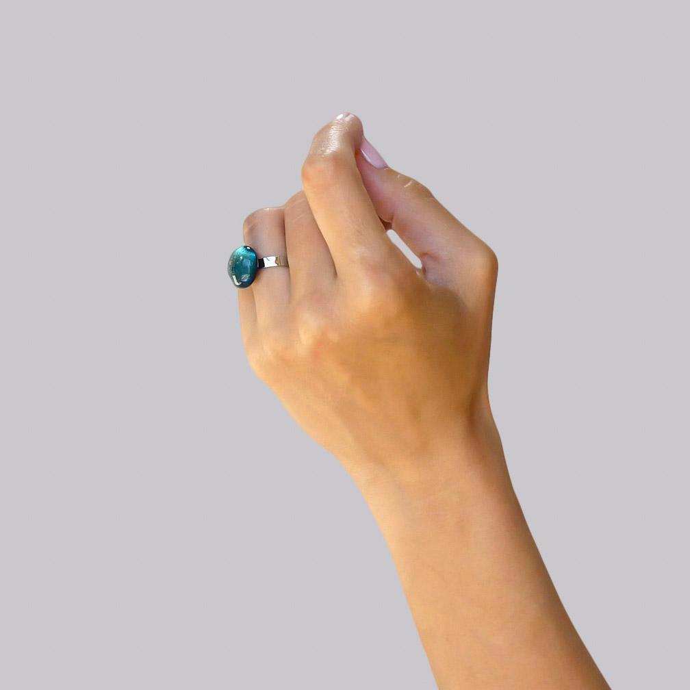 RING SILVER PEARL ~ AQUA | ECLIPSE | REFLET[proRING SILVER PEARL ~ AQUAduct_vendor]MicrocosmosPRODUCT INFORMATION 

Exclusive Microcosmoses Glass Reflet™
Base: Stainless Steel 
Bead size: 12~14 mm / 0.47"~0.55"


Free Gift Box 


The  Microcosmoses Reflet  StRINGS GLASS REFLET