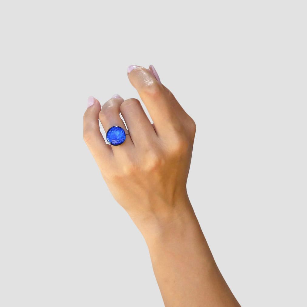 RING STARRY BLUE ~ INDIGO | ECLIPSE | REFLET[proRING STARRY BLUE ~ INDIGOduct_vendor]MicrocosmosPRODUCT INFORMATION 

Exclusive Microcosmoses Glass Reflet™
Base: Stainless Steel 
Bead size: 12~14 mm / 0.47"~0.55"


Free Gift Box 


The  Microcosmoses Reflet  StRINGS GLASS REFLET