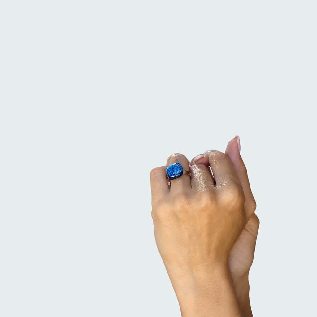 RING STARRY BLUE ~ INDIGO | SQUIRCLE | REFLET[proRING STARRY BLUE ~ INDIGOduct_vendor]MicrocosmosPRODUCT INFORMATION

Exclusive Microcosmoses Glass Reflet™
Base: Stainless Steel 
Bead size length: 12~14 mm / 0.47"~0.55" |  width: 12~14 mm / 0.47"~0.55"


Free GiRINGS GLASS REFLET