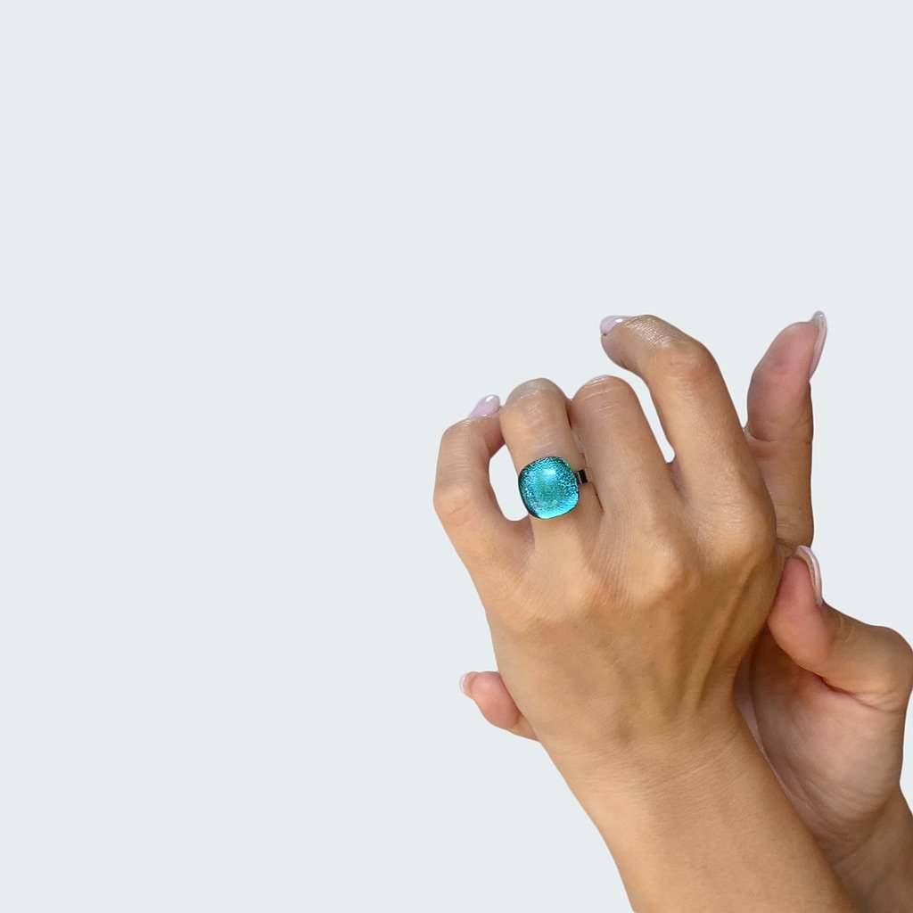 RING TURQUOISE ~ NIGHT BLUE | SQUIRCLE | REFLET[proRING TURQUOISE ~ NIGHT BLUEduct_vendor]MicrocosmosPRODUCT INFORMATION

Exclusive Microcosmoses Glass Reflet™
Base: Stainless Steel 
Bead size length: 12~14 mm / 0.47"~0.55" |  width: 12~14 mm / 0.47"~0.55"


Free GiRINGS GLASS REFLET