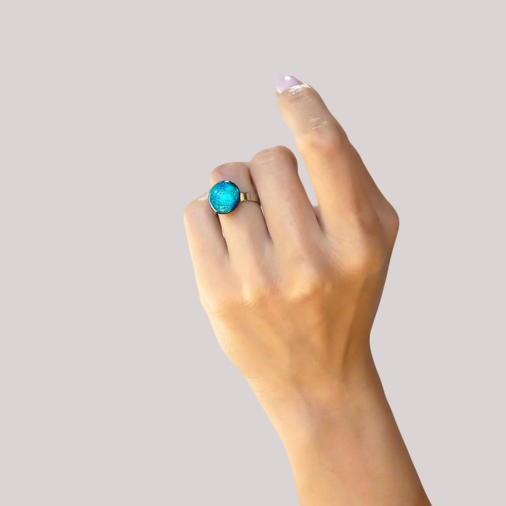 RING VERT DE BLEU ~ TEAL | ECLIPSE | REFLET[proRING VERT DE BLEU ~ TEALduct_vendor]MicrocosmosPRODUCT INFORMATION 

Exclusive Microcosmoses Glass Reflet™
Base: Stainless Steel 
Bead size: 12~14 mm / 0.47"~0.55"


Free Gift Box 


The  Microcosmoses Reflet SteRINGS GLASS REFLET