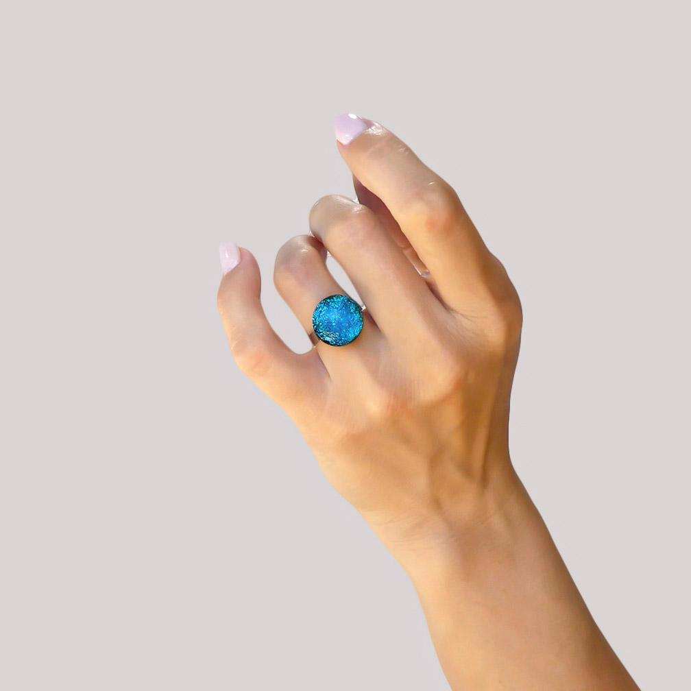 RING VERT DE BLEU ~ TEAL | ECLIPSE | REFLET[proRING VERT DE BLEU ~ TEALduct_vendor]MicrocosmosPRODUCT INFORMATION 

Exclusive Microcosmoses Glass Reflet™
Base: Stainless Steel 
Bead size: 12~14 mm / 0.47"~0.55"


Free Gift Box 


The  Microcosmoses Reflet SteRINGS GLASS REFLET