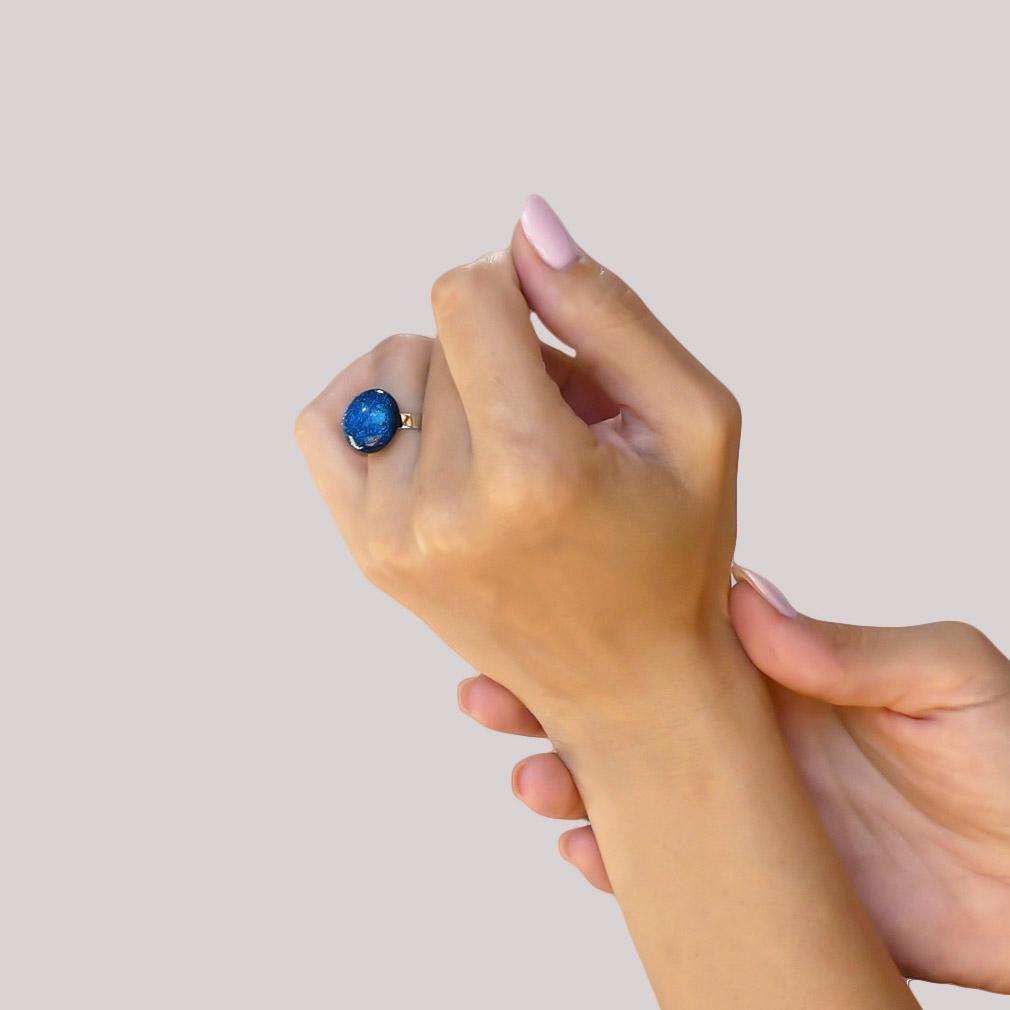 RING VERT DE BLEU ~ TEAL | ECLIPSE | REFLET[proRING VERT DE BLEU ~ TEALduct_vendor]MicrocosmosPRODUCT INFORMATION 

Exclusive Microcosmoses Glass Reflet™
Base: Stainless Steel 
Bead size: 12~14 mm / 0.47"~0.55"


Free Gift Box 


The  Microcosmoses Reflet SteRINGS GLASS REFLET